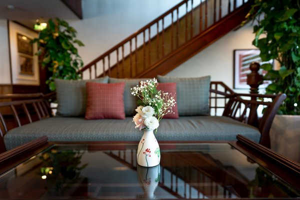 How Can I Choose the Right Home Decor Style for My Living Space?